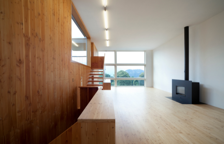 Intérieur design lambris bois avec poêle à bois